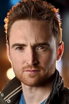 Benjamin James interpreta Alex
