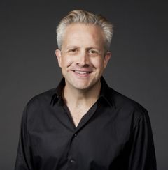 Damon Jones interpreta Jerry Miller