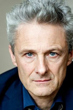 Yves Raeber interpreta Dr. Kostwein