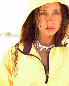 Kareen Germain interpreta Security Attendant