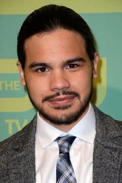 Carlos Valdes interpreta Cisco Ramon / Vibe / Mecha-Vibe