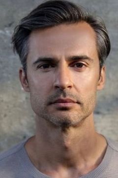 David Atrakchi interpreta Charles