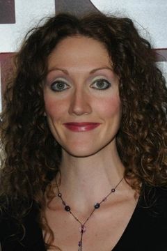 Charlotte Milchard interpreta Dr. Abigail Tyler