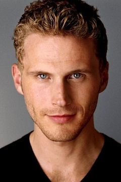 Charles Aitken interpreta Gregory Butler