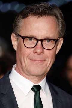 Alex Jennings interpreta Lord Swanthorne