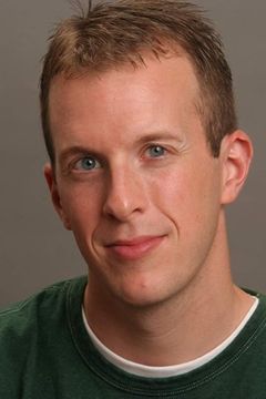 Tim Carr interpreta Young Aide