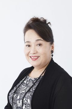 Eri Watanabe interpreta Announcer (voice)