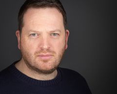Paul Donnelly interpreta Screw