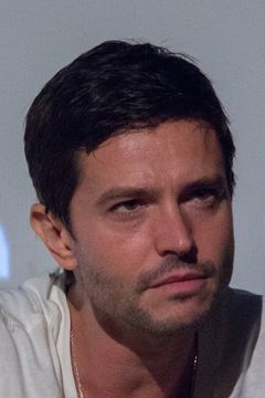 Jason Behr interpreta Doug McCarthy