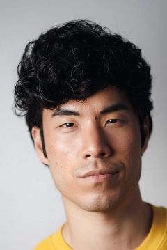 Eugene Lee Yang interpreta Ambrosius Goldenloin (voice)