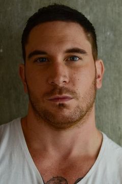 Danny Maze interpreta Agent M