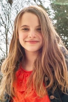 Emilia Flint interpreta Alice