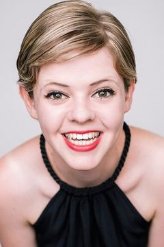 Tegan Higginbotham interpreta Zoe