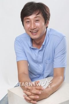 Kim Young-woong interpreta Ahn