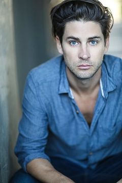 Jarrett Knowles interpreta Patrol Officer