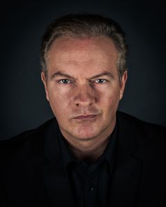 Simon Weir interpreta Jailhoose
