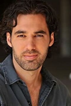 Tristan Thomas interpreta John