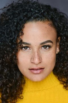 Karena Evans interpreta Hannah / A