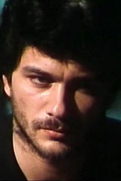 Alessandro Freyberger interpreta Larry Moffat