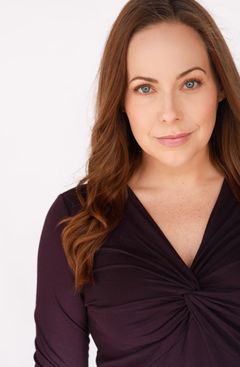 Jillian Batherson interpreta Harper