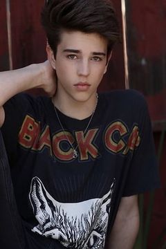 Seth Lee interpreta Young Chris