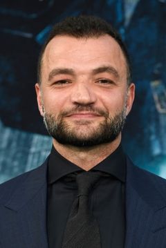 Nick E. Tarabay interpreta Ashur