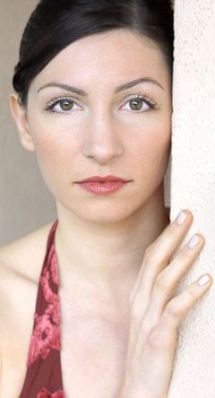 Tina Mayer interpreta Dancer