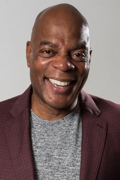 Alonzo Bodden interpreta Bear