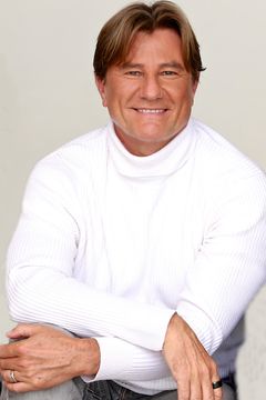 Bernie Van De Yacht interpreta Additional Voices (voice)