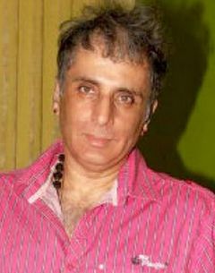 Aditya Raj Kapoor interpreta Anil Khanna