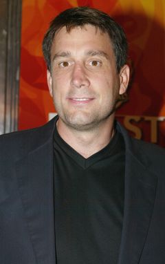 Cam Neely interpreta Sea Bass