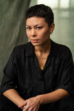 Anna Leong Brophy interpreta Retcha