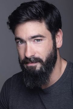 Carlos Carvalho interpreta Liam