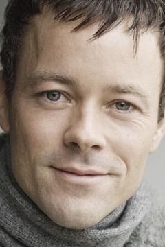Darcy Belsher interpreta Dennis