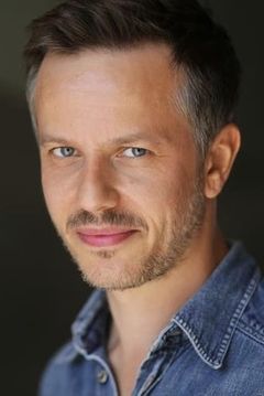 Luke de Woolfson interpreta Thomas Derrick