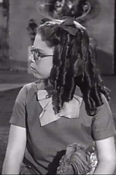 Jeannie Russell interpreta Neighbor (uncredited)