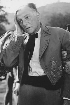 Robert Strange interpreta Hotel Manager / Amorous House Detective