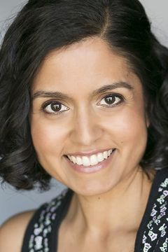 Monica Bhatnagar interpreta Interviewer
