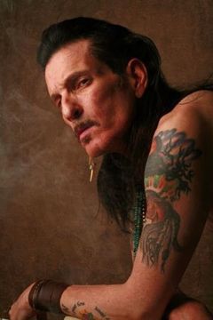 Willy DeVille interpreta The Balladeer (voice) (uncredited)