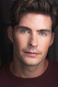 Logan Roberts interpreta Brent