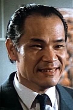 Chung Lin interpreta Mr. Y.S. Leong