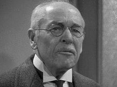 Edward McWade interpreta Gibbs