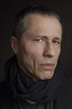 Michael Wincott interpreta Adrian Cross