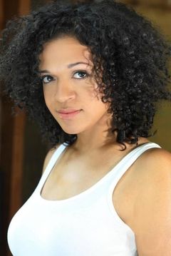 Brittany Guess interpreta Alice (20)