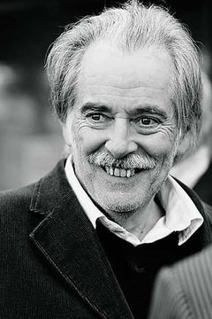 Michael Chaplin interpreta Rupert Macabee