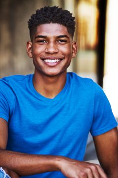 Bryce Clyde Jenkins interpreta Eli