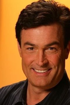 Daniel McVicar interpreta Clarke Garrison
