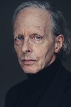 Geoffrey Carey interpreta Laurence (as Geoffrey Garey)