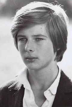 John Moulder-Brown interpreta Tommy (uncredited)