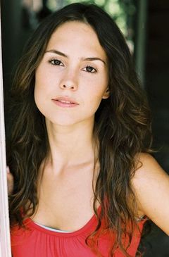 Lauren Eckstrom interpreta Mary